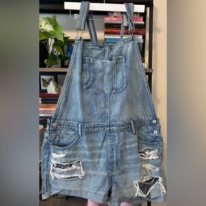 American Eagle Tomgirl Shortalls in mid wash